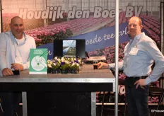 Gert den Boer en Nico Houdijk stonden op de beurs om mogelijkheden voor het leggen van teeltvloeren te promoten.